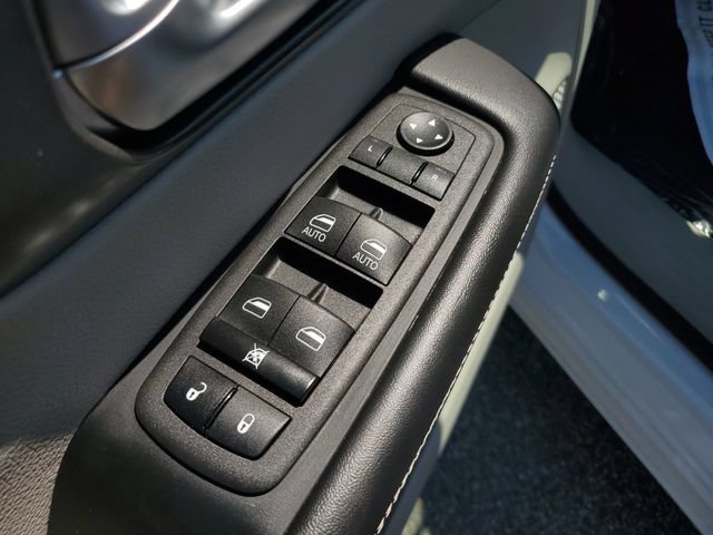 Used 2024 Chrysler Pacifica Touring-L AWD/4WD image 21