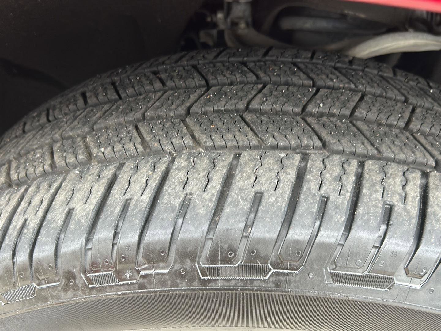 Used 2023 GMC Yukon XL SLT image 32