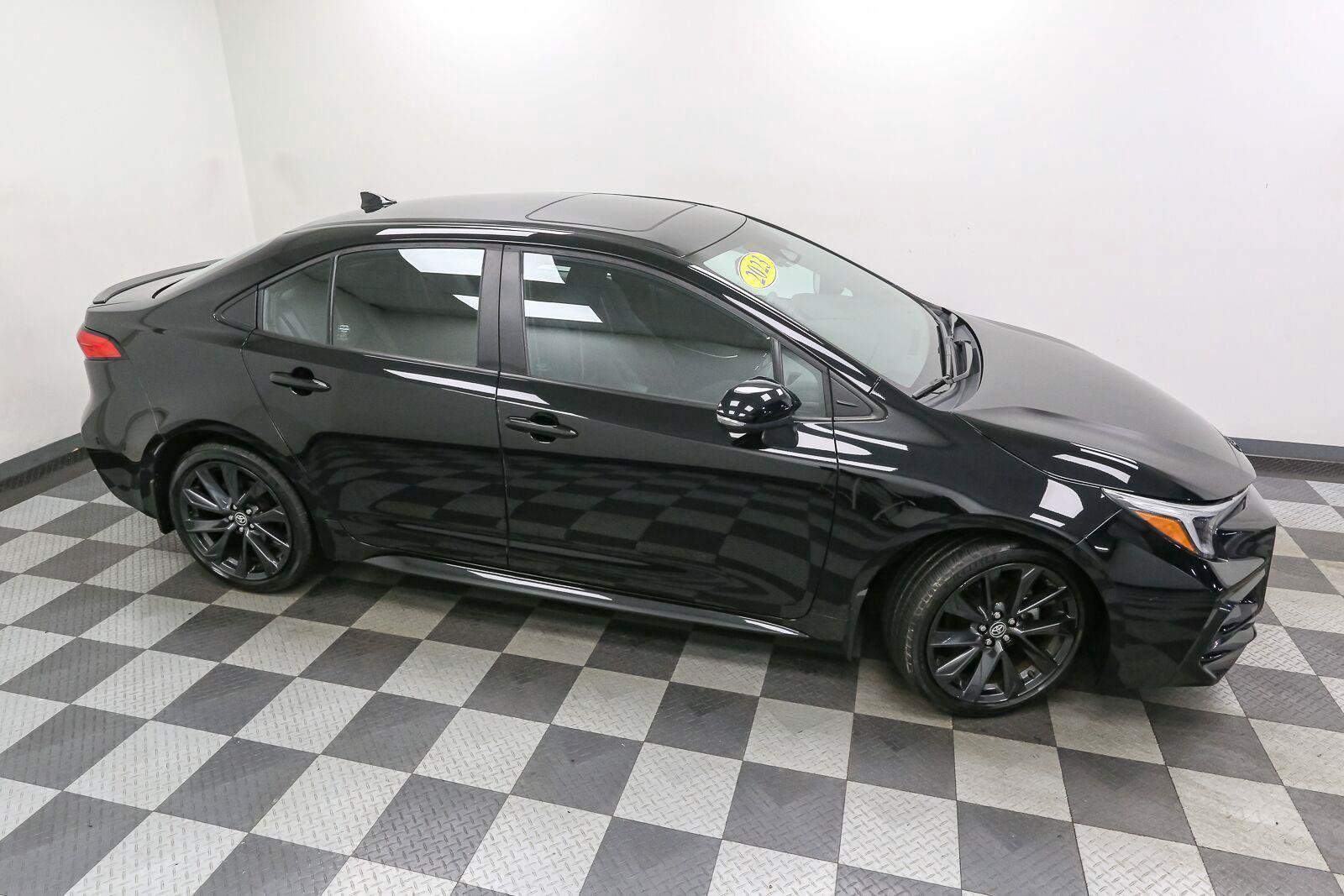 Used 2023 Toyota Corolla SE w/ SE Premium Package FWD image 5