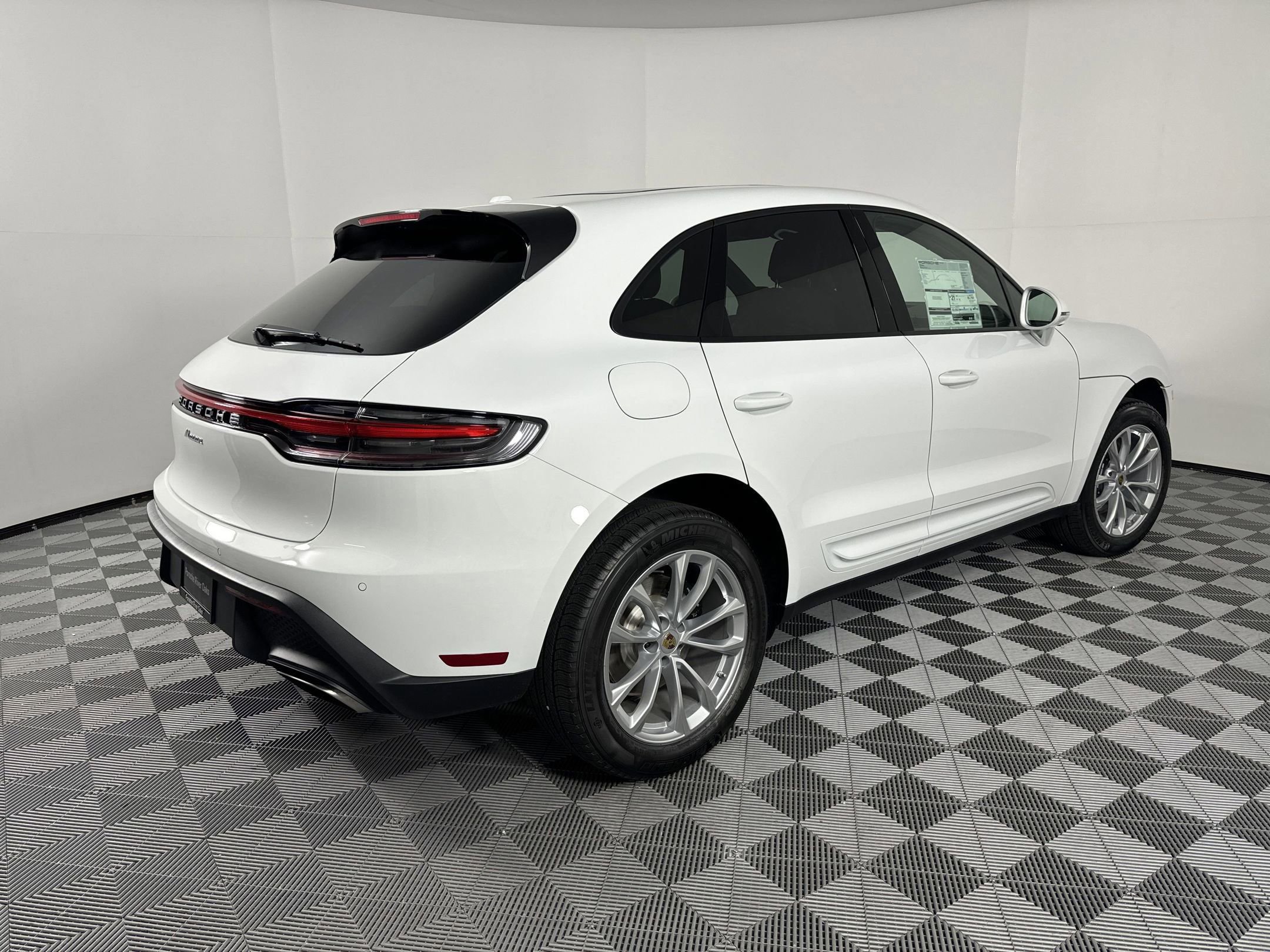 Certified 2025 Porsche Macan image 9