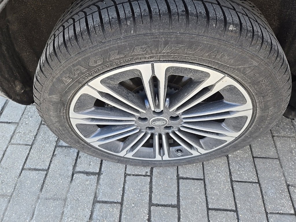 Used 2025 Land Rover Range Rover Evoque S image 11