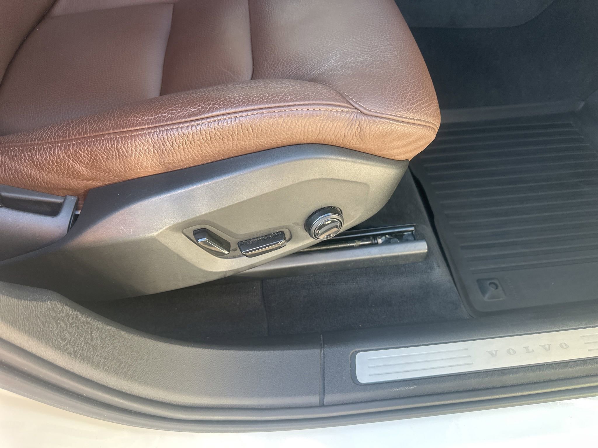 Used 2018 Volvo XC60 T5 Momentum w/ Convenience Package image 11