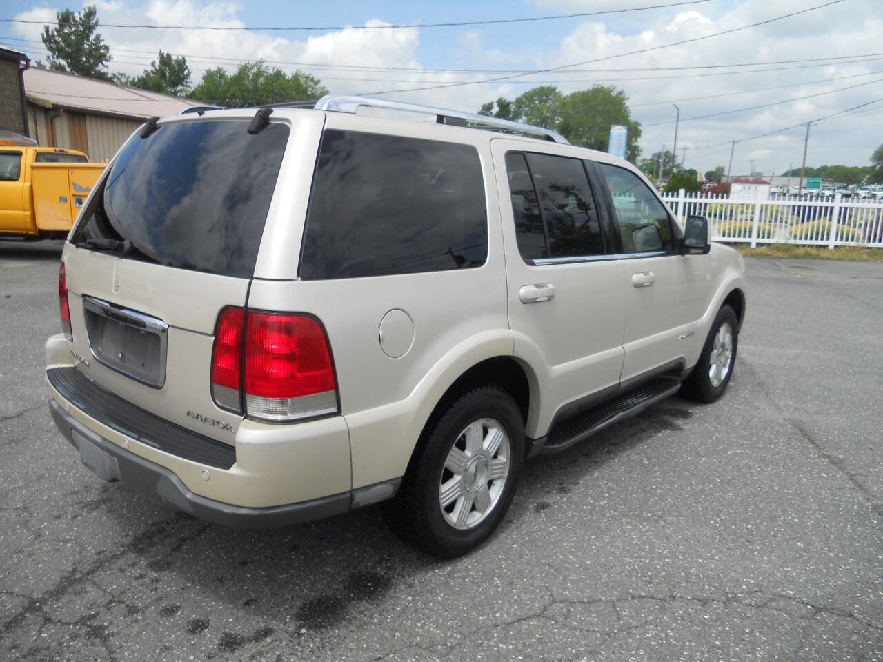 Used 2005 Lincoln Aviator AWD image 7