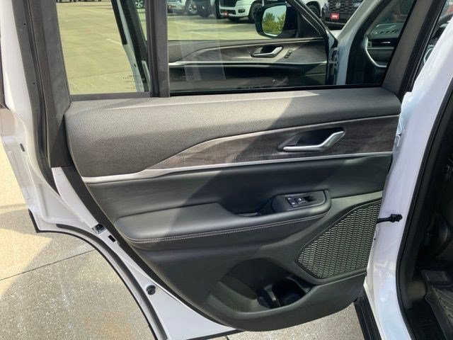 Certified 2024 Jeep Grand Cherokee Limited w/ Black Appearance Package AWD/4WD image 21