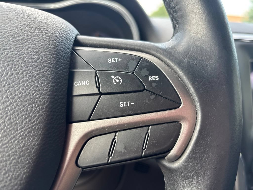 Used 2019 Jeep Grand Cherokee Laredo AWD/4WD image 22