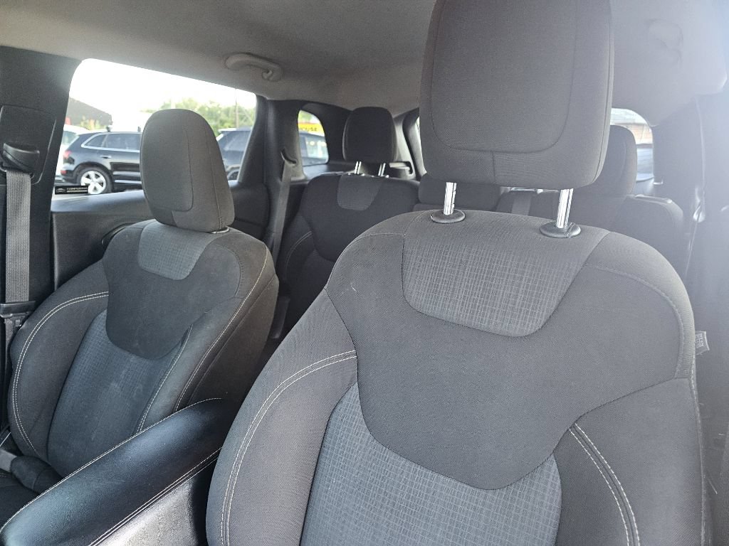 Used 2016 Jeep Cherokee Latitude w/ Safety/Convenience Group AWD/4WD image 21