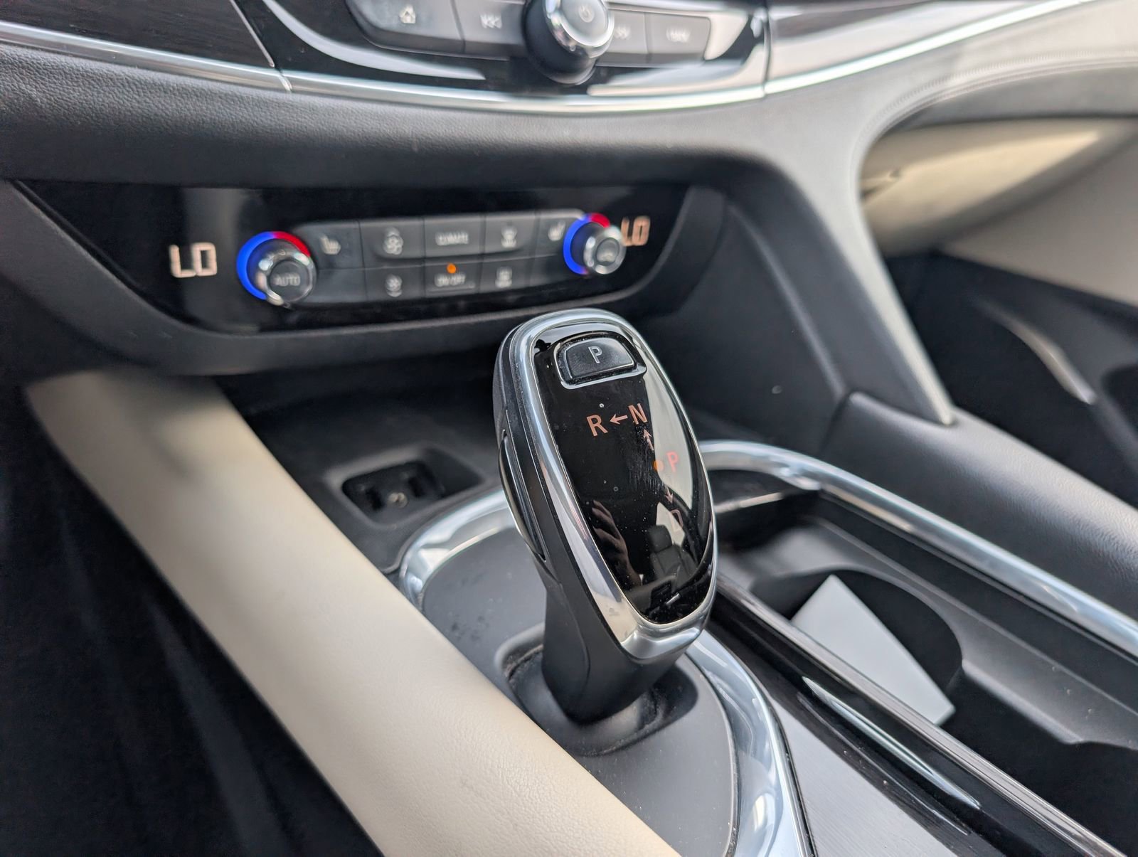 Used 2019 Buick Enclave Essence image 13