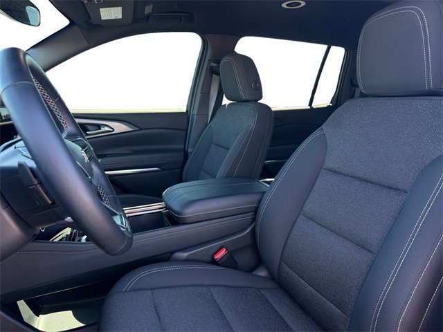 Used 2025 Chevrolet Traverse LT image 9