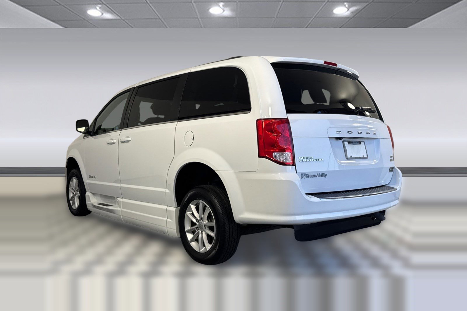 Used 2019 Dodge Grand Caravan SXT image 3
