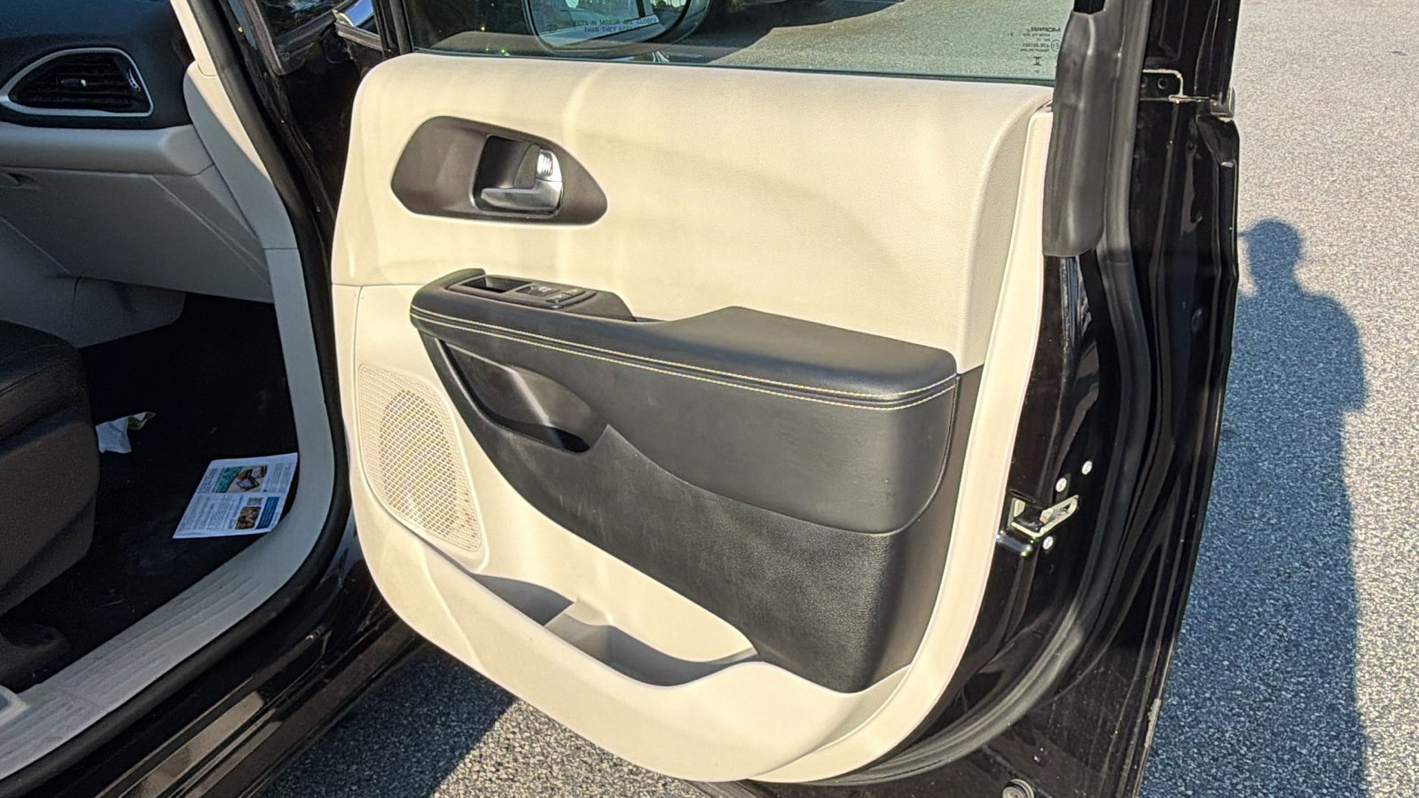 Used 2024 Chrysler Pacifica Touring-L FWD image 18