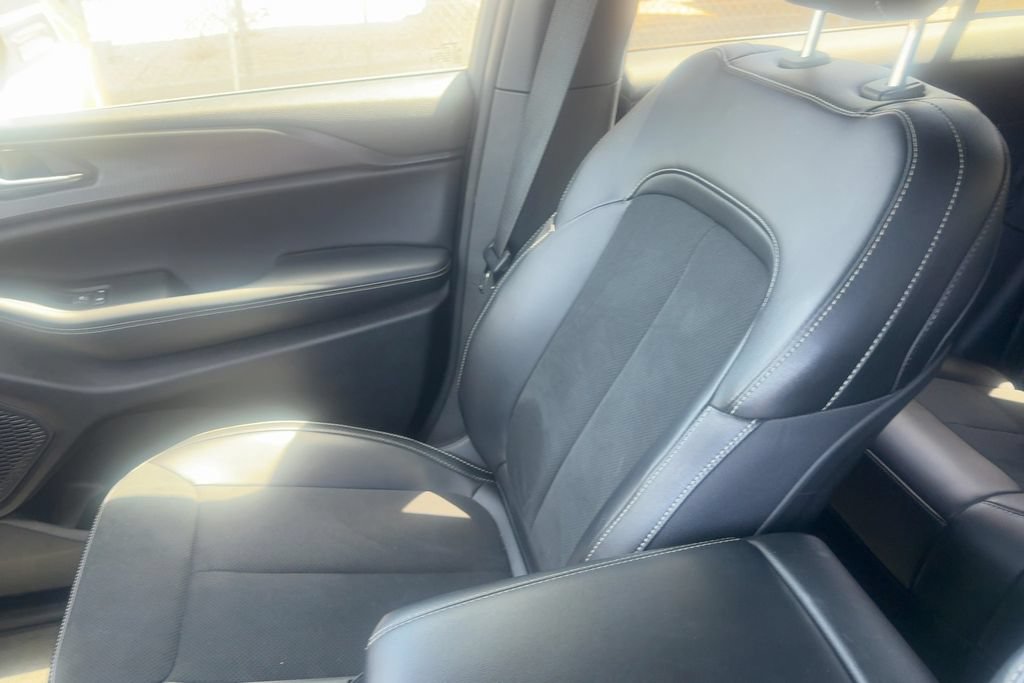 Used 2025 Jeep Grand Cherokee Altitude RWD image 15