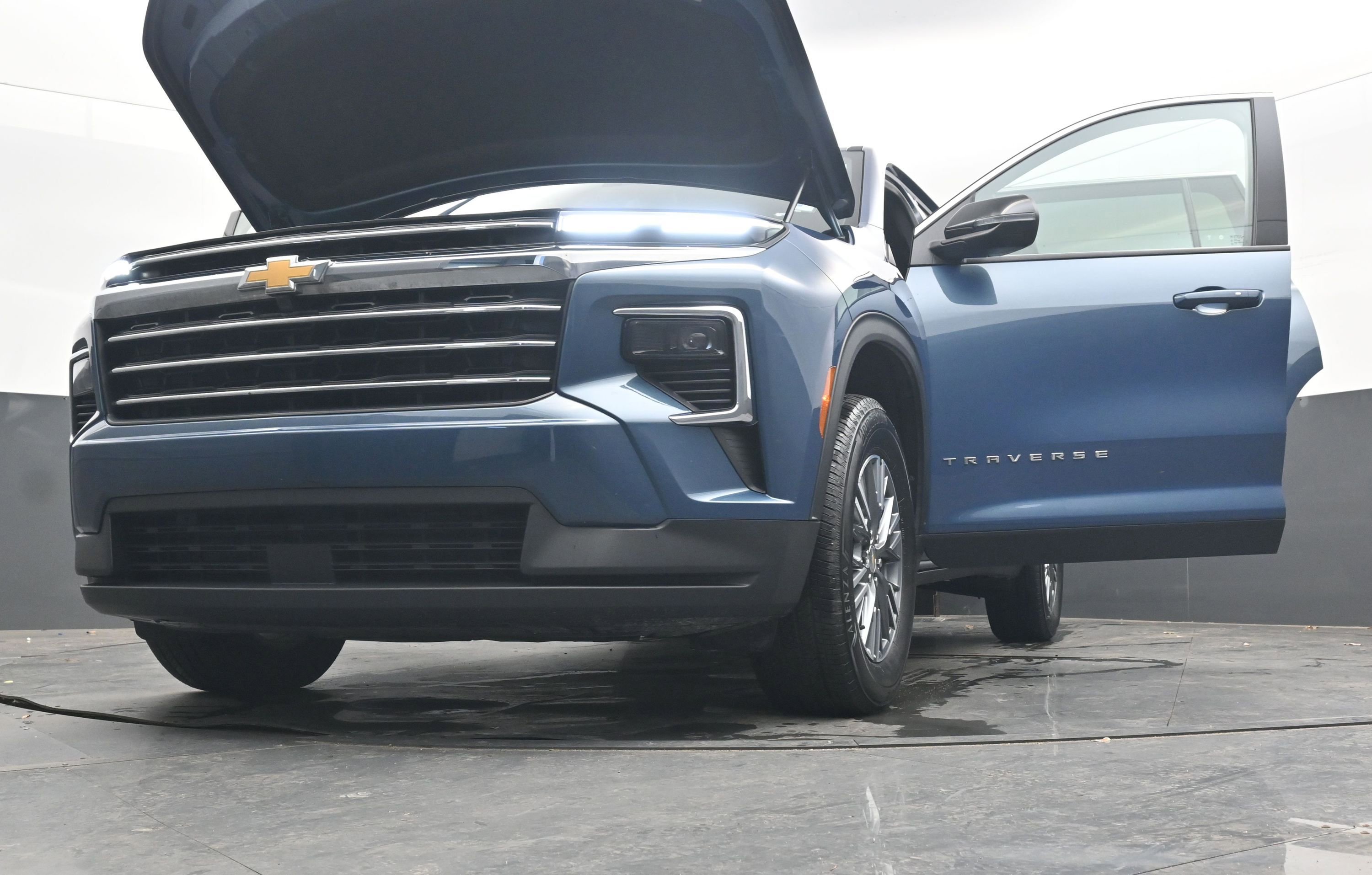 Used 2025 Chevrolet Traverse LT image 42