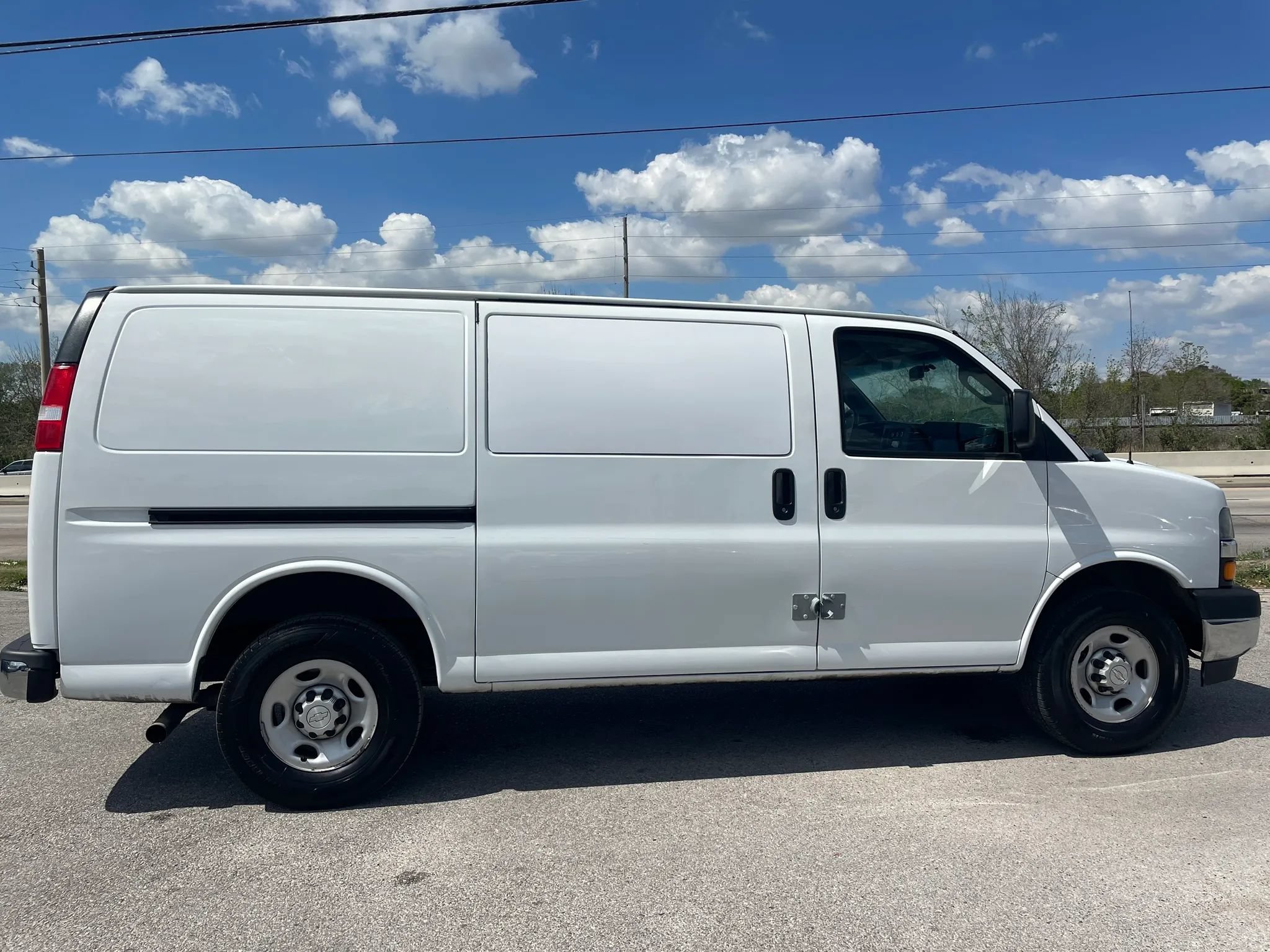 Used 2021 Chevrolet Express 2500 w/ Driver Convenience Package RWD image 4