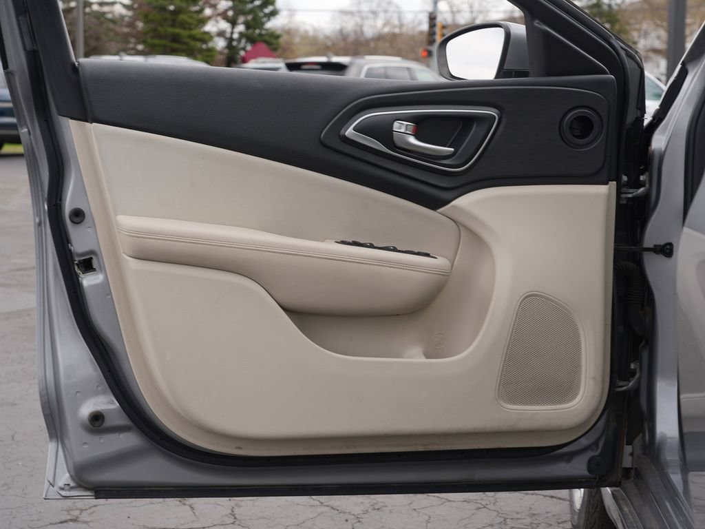 Used 2015 Chrysler 200 Limited FWD image 14