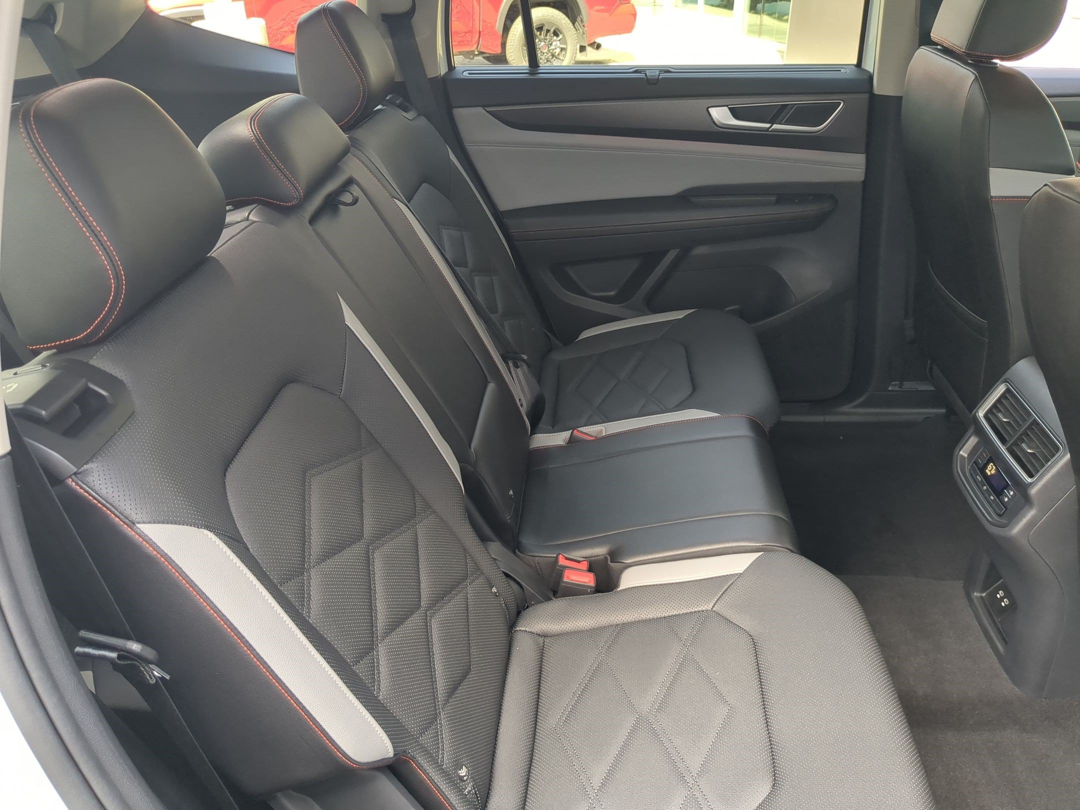 Used 2024 Volkswagen Atlas Peak Edition SE AWD/4WD image 32