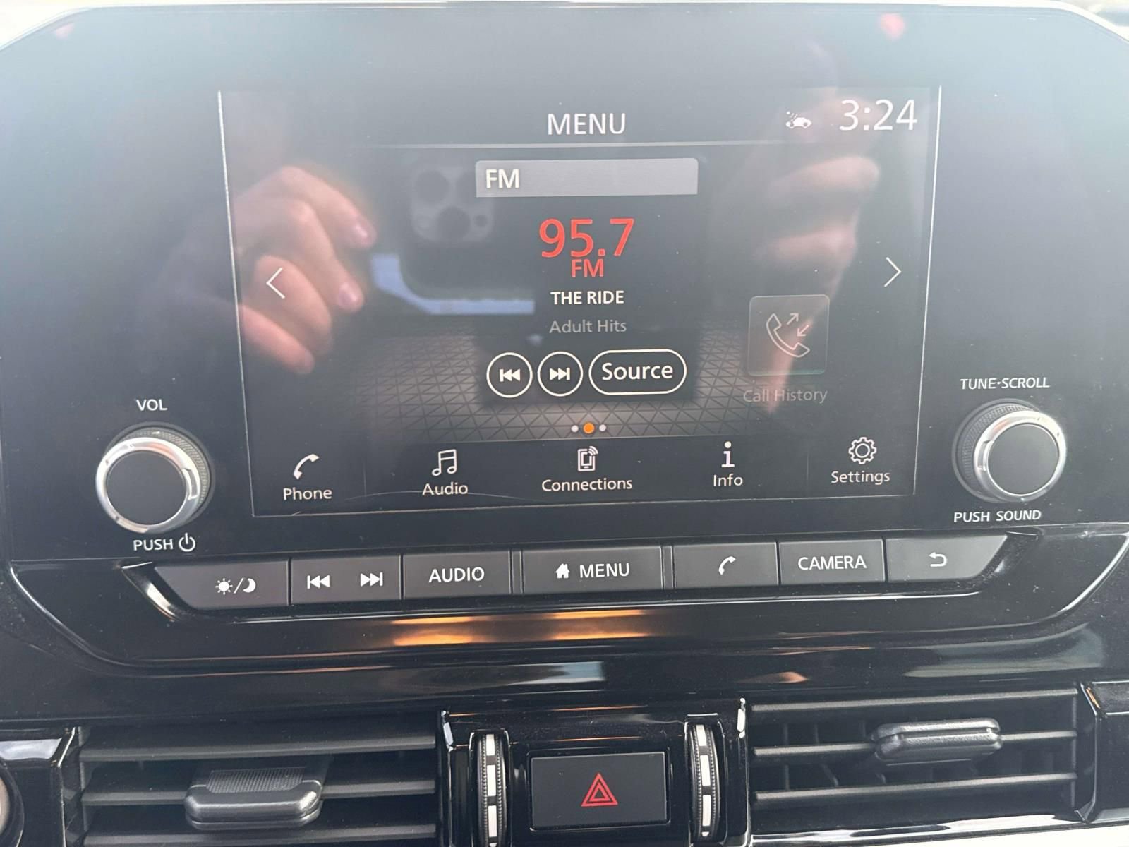 Used 2024 Nissan Pathfinder SV w/ SV Premium Package image 14