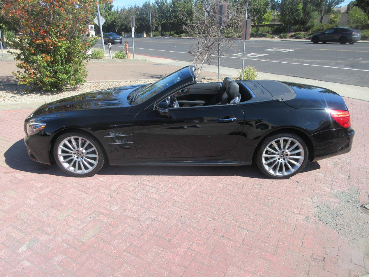 Used 2017 Mercedes-Benz SL 550 image 2
