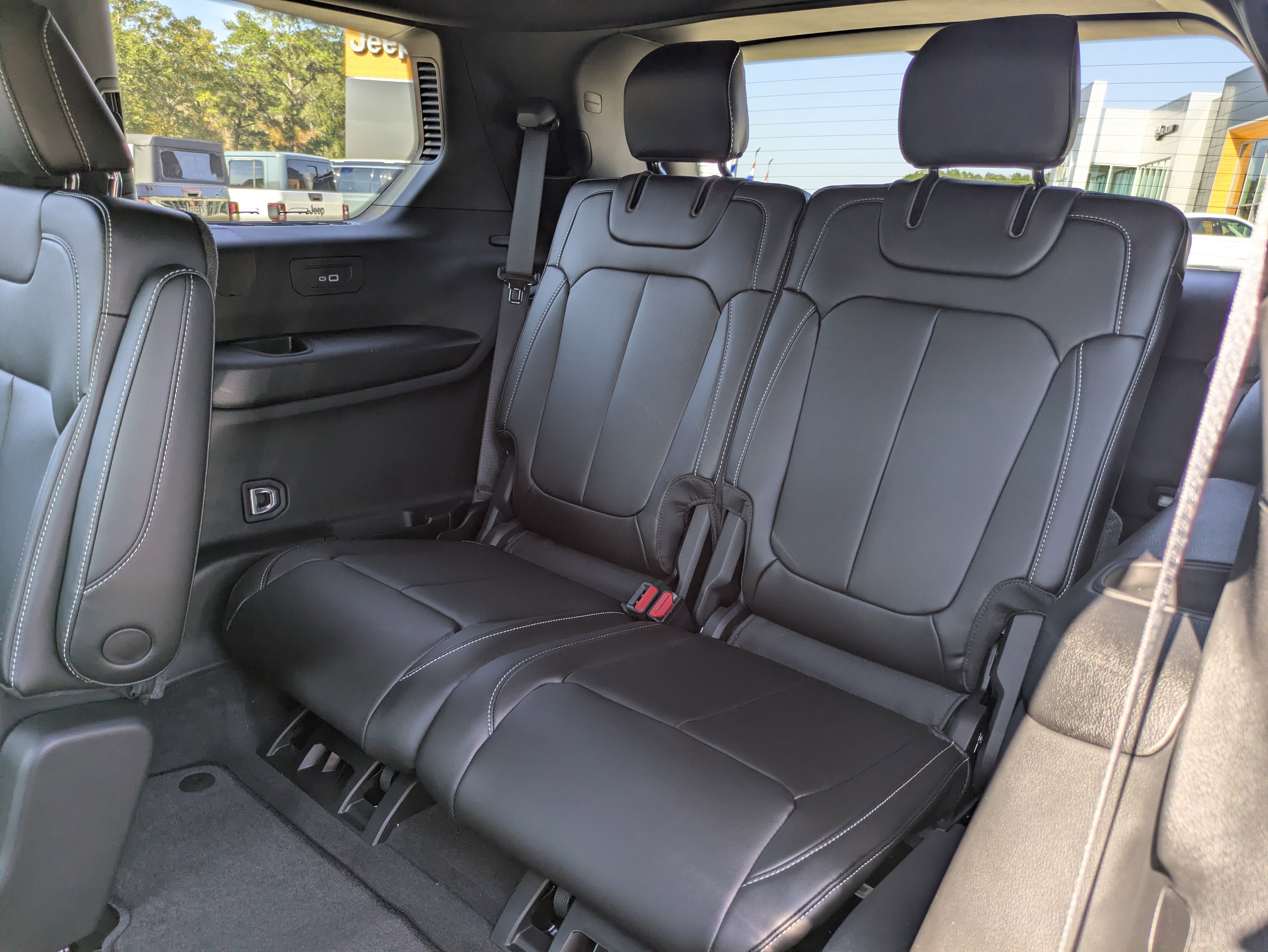 New 2025 Jeep Grand Cherokee L Limited w/ Black Appearance Package AWD/4WD image 12