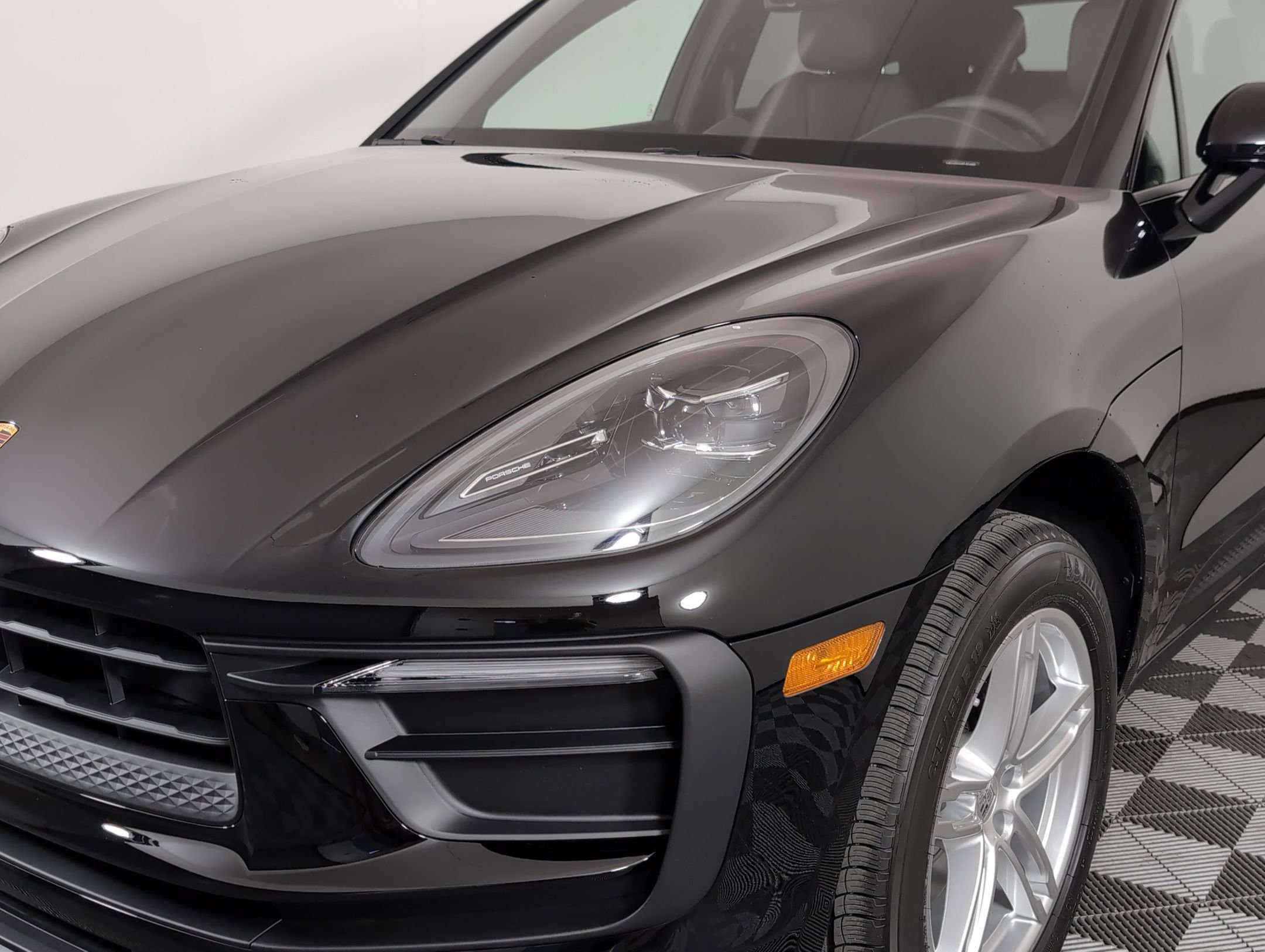 Certified 2025 Porsche Macan AWD/4WD image 13
