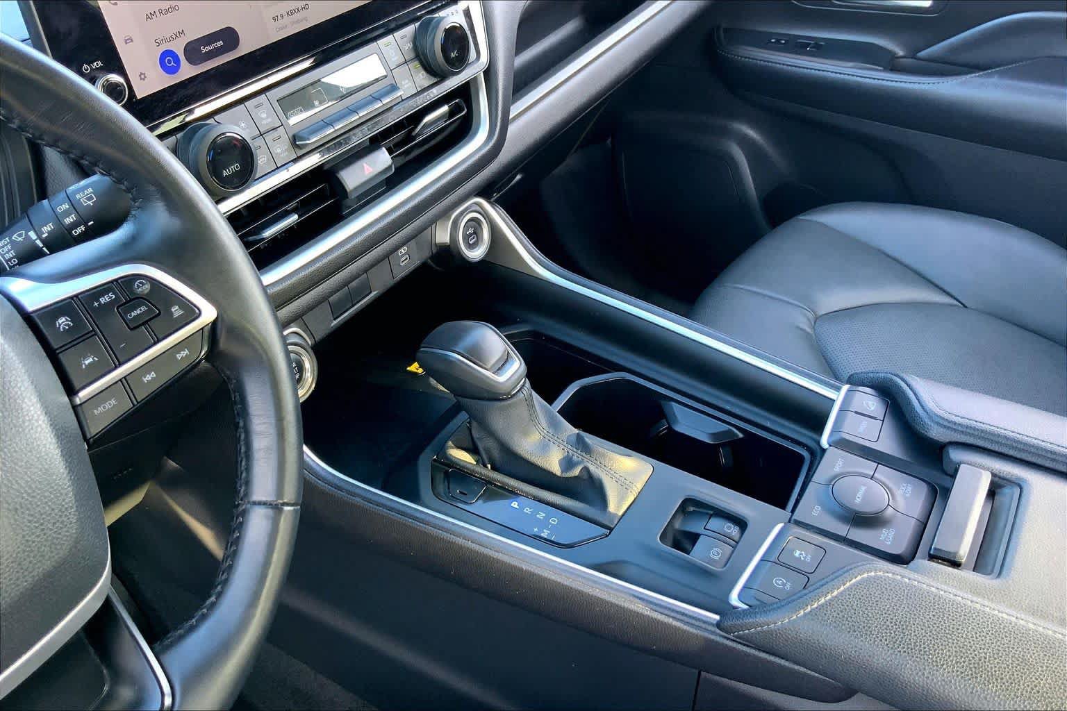 Used 2025 Toyota Grand Highlander AWD image 16
