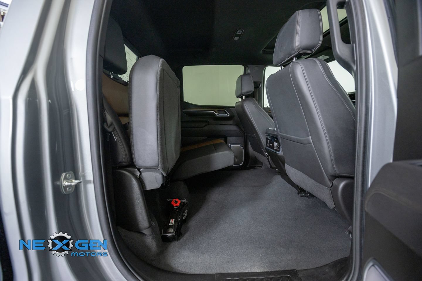 Used 2025 Chevrolet Silverado 1500 High Country w/ Technology Package AWD/4WD image 39