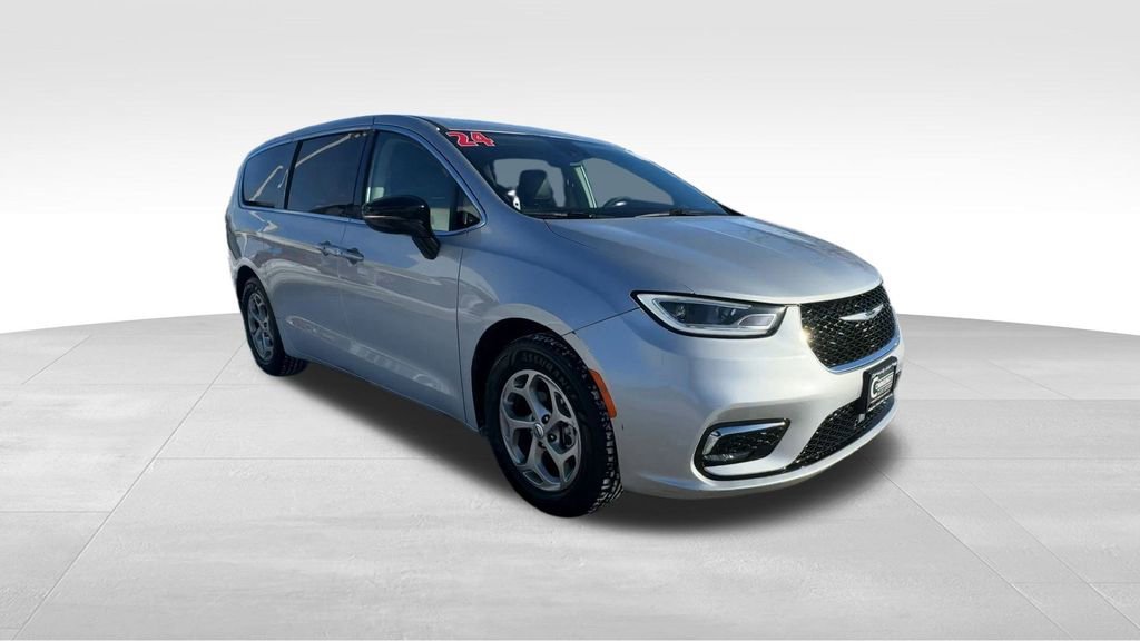 Used 2024 Chrysler Pacifica Limited image 2