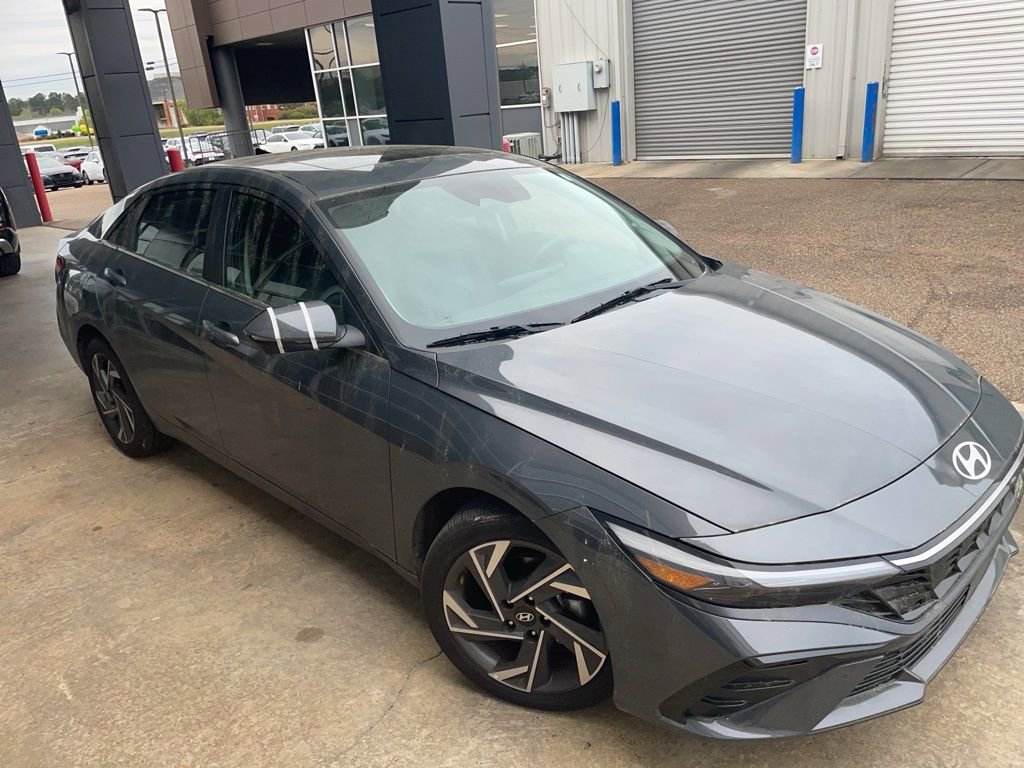 Used 2024 Hyundai Elantra Limited image 12