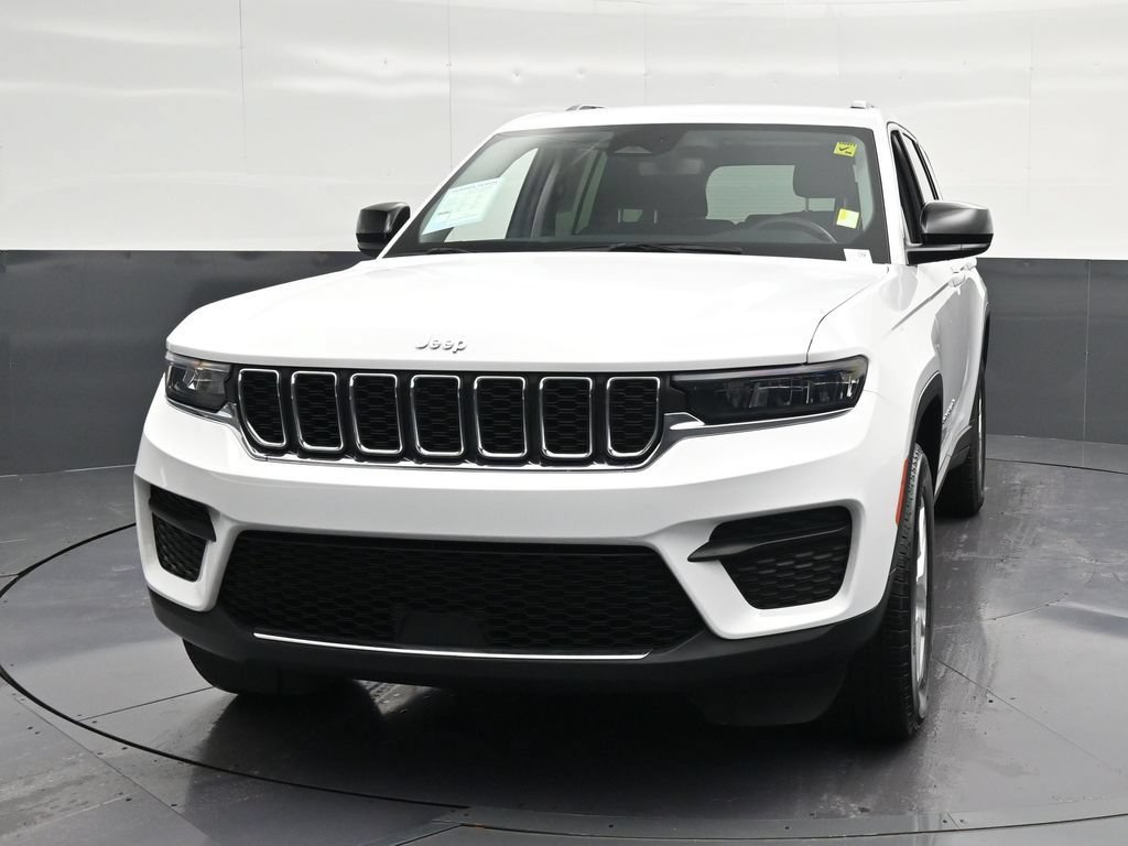Used 2023 Jeep Grand Cherokee Laredo AWD/4WD image 6