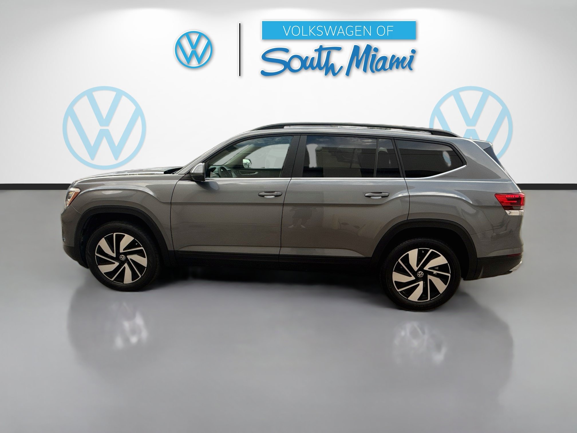 Used 2024 Volkswagen Atlas SE w/ Panoramic Sunroof Package FWD image 4
