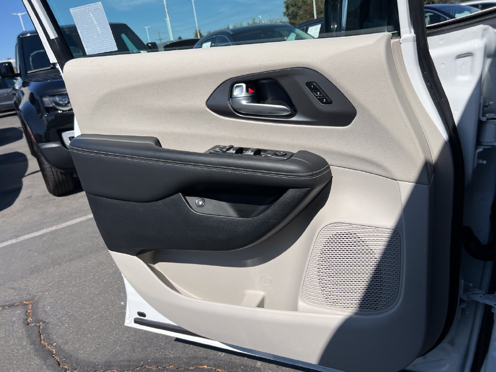 Used 2024 Chrysler Pacifica Limited FWD image 11