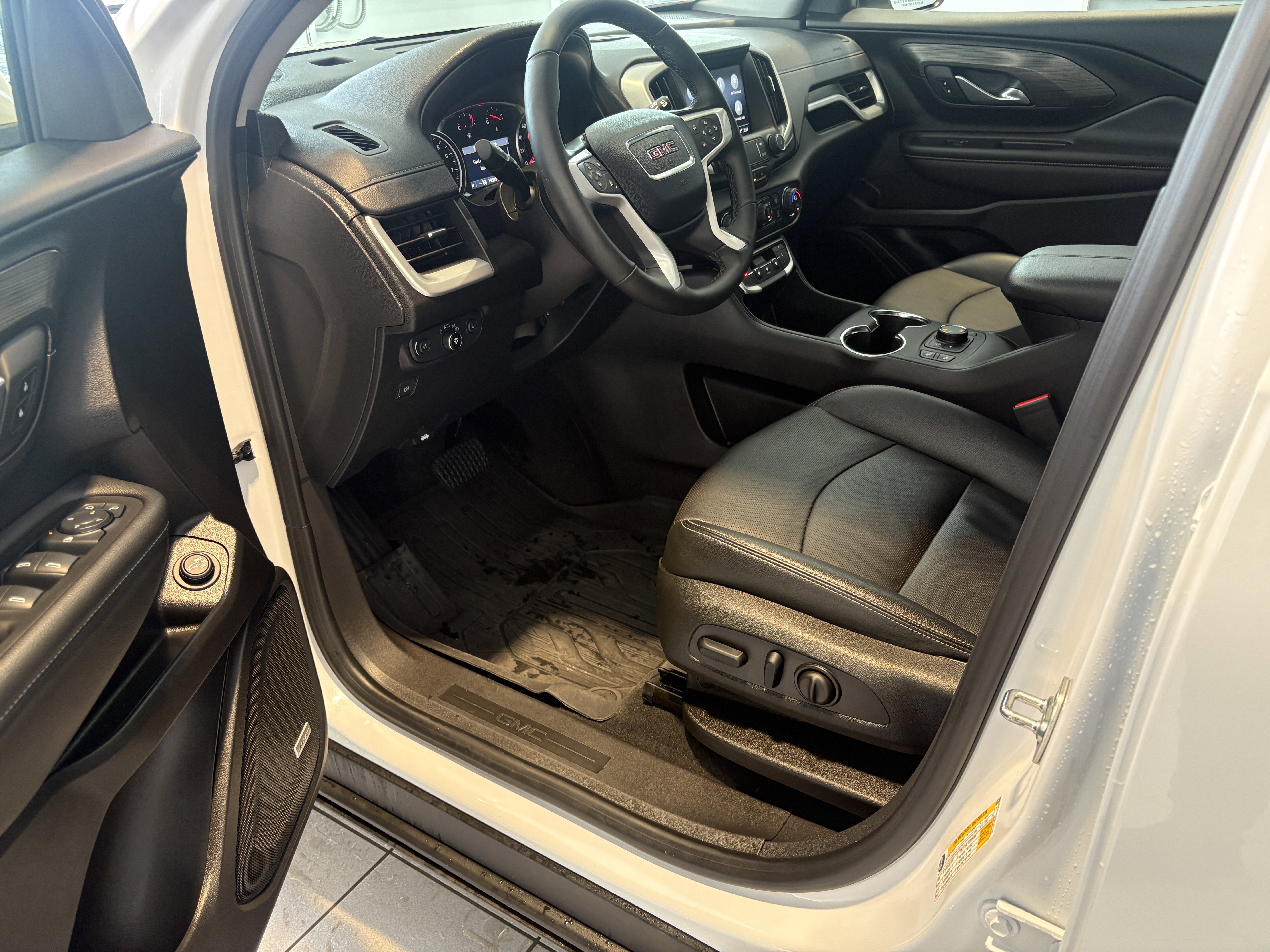 Used 2024 GMC Terrain SLT w/ Infotainment Package II image 7