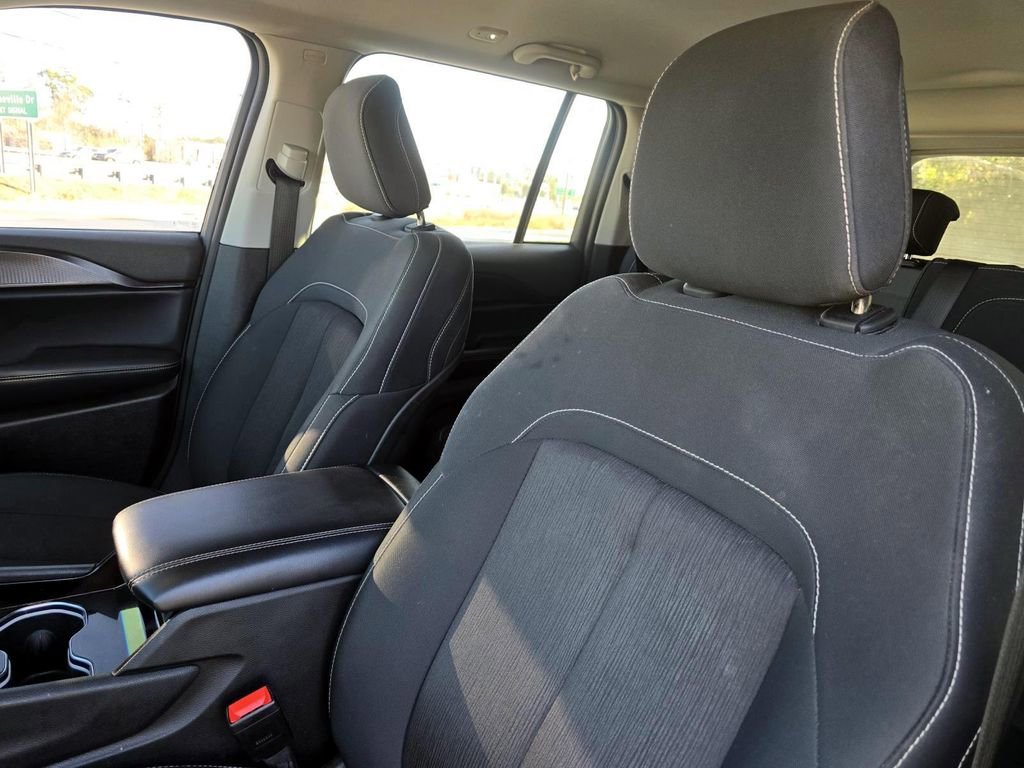 Used 2023 Jeep Grand Cherokee Laredo w/ Luxury Tech Group I image 16