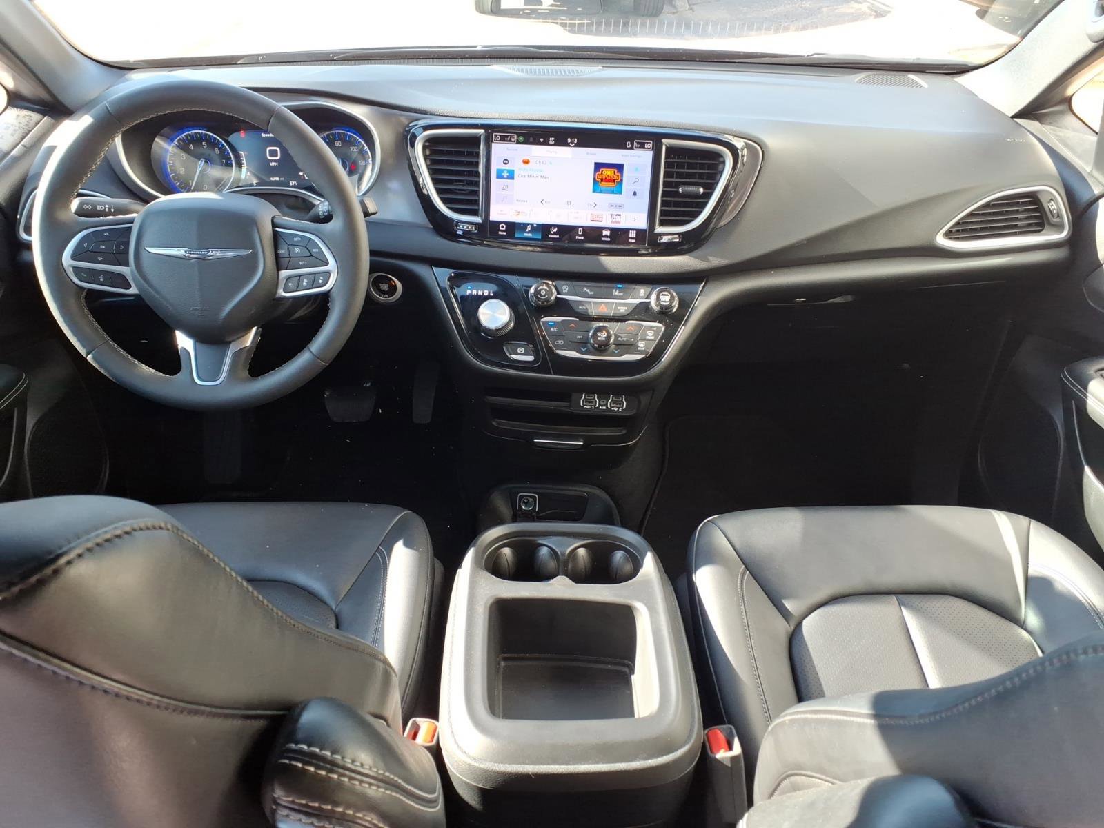 Used 2025 Chrysler Pacifica Select FWD image 10