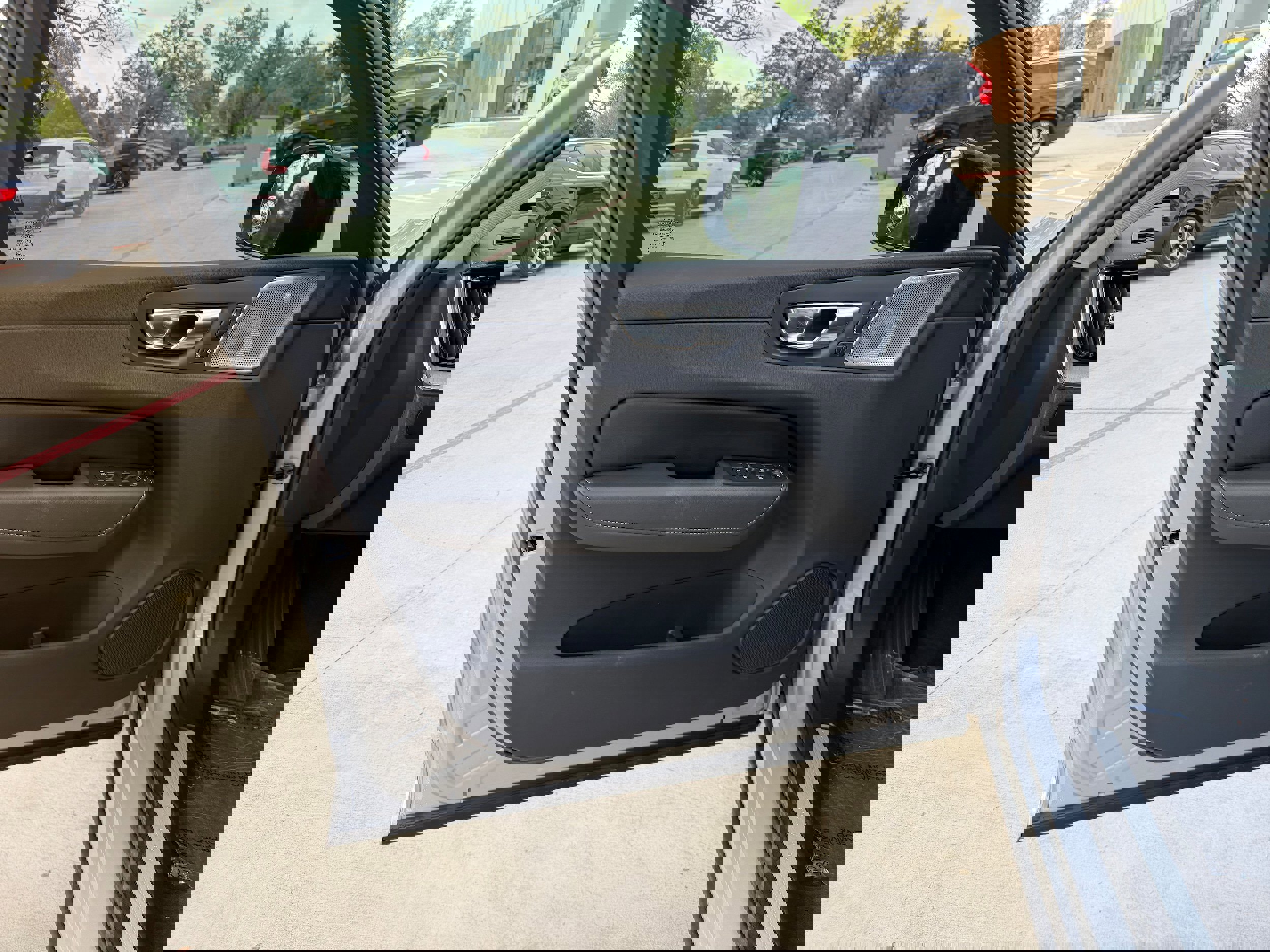 Certified 2025 Volvo XC60 T8 Ultra w/ Protection Package Premier image 24