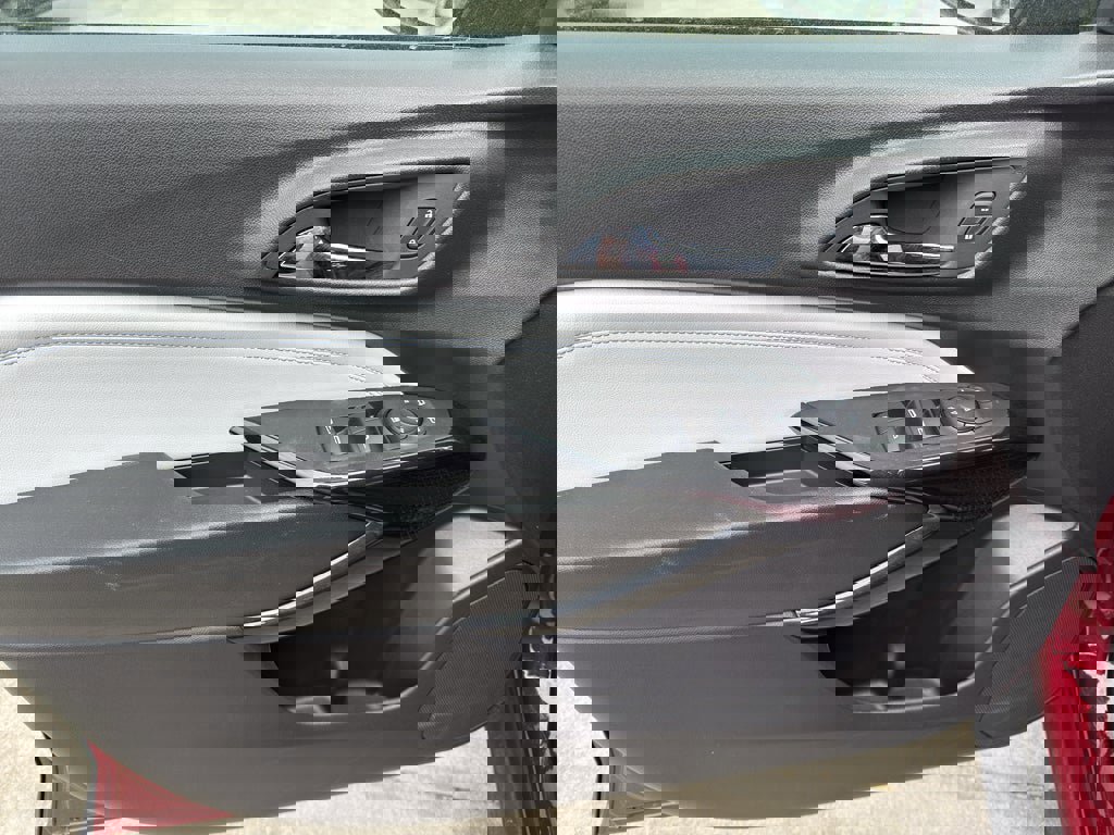 Used 2025 Chevrolet Trax LT w/ LT Convenience Package FWD image 9