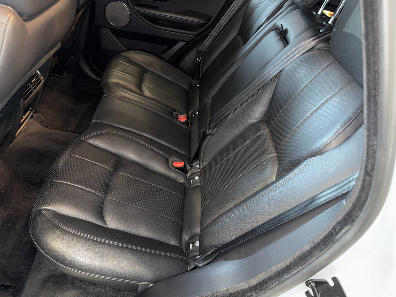 Used 2019 Land Rover Range Rover Evoque SE Premium image 24