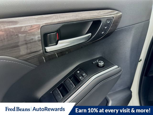 New 2026 Toyota Highlander Platinum image 9