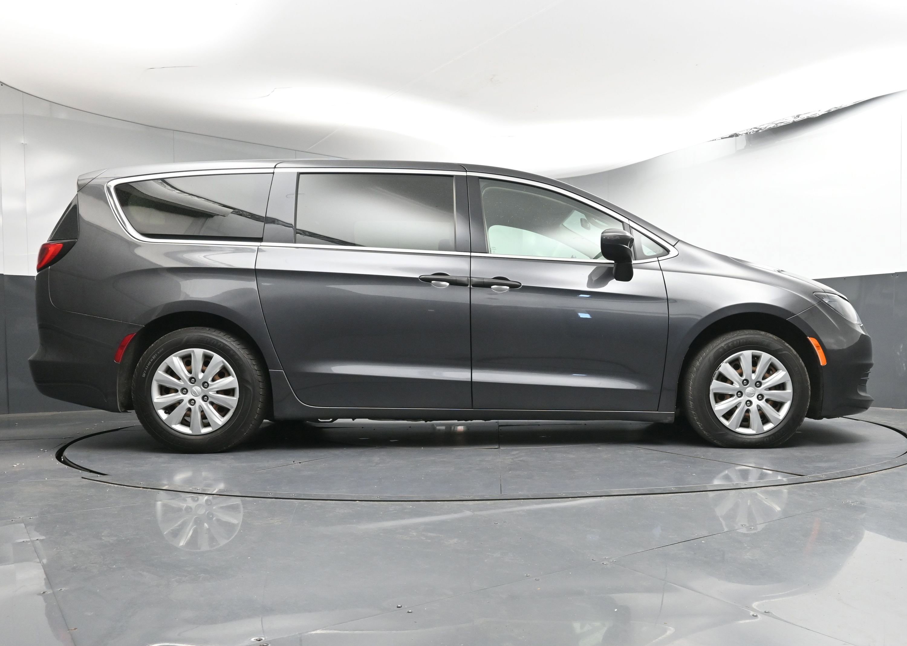 Used 2020 Chrysler Voyager L image 24