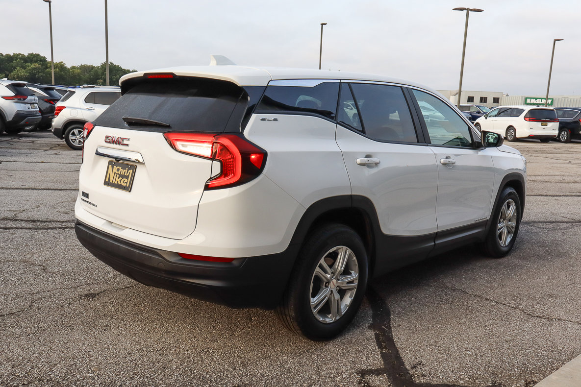 Used 2024 GMC Terrain SLE image 4
