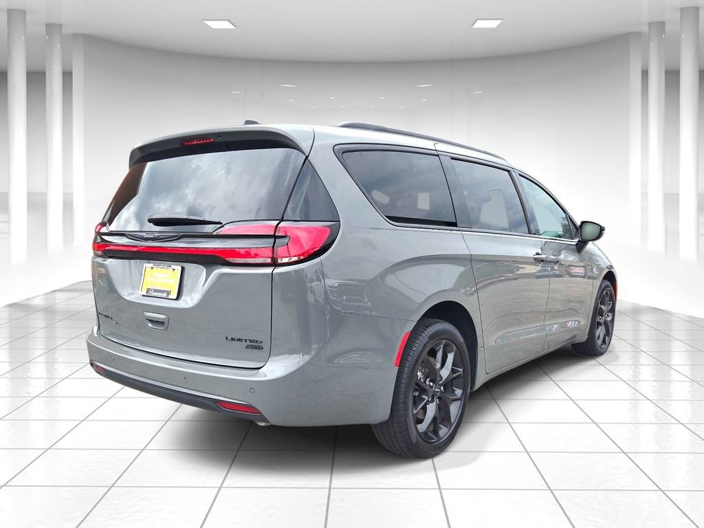 Used 2023 Chrysler Pacifica Limited w/ Uconnect Theater Family Group image 3