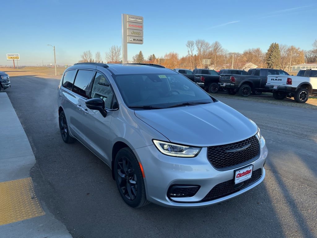 New 2026 Chrysler Pacifica Select w/ S Appearance Package image 4