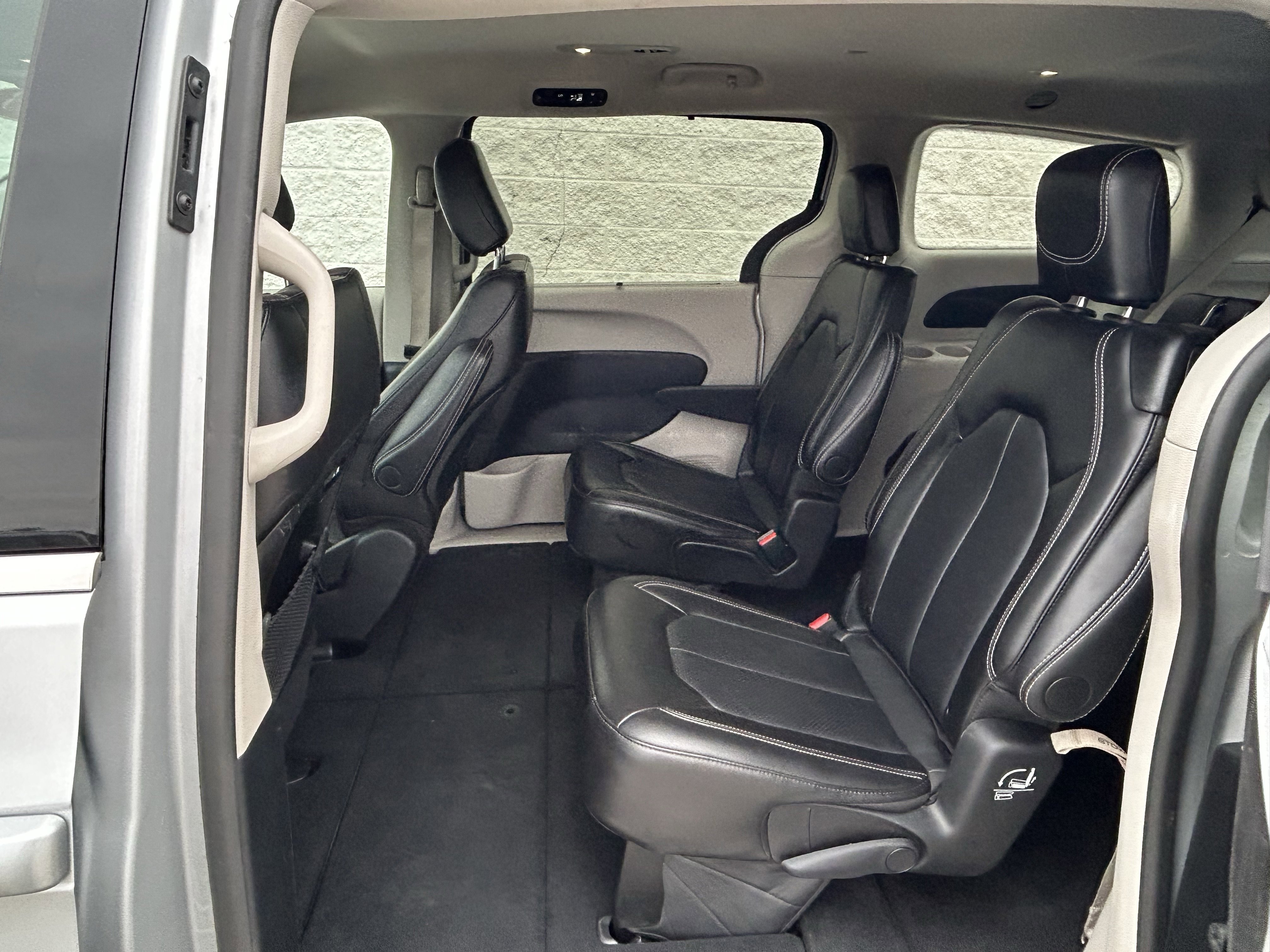 Used 2024 Chrysler Pacifica Touring-L image 17