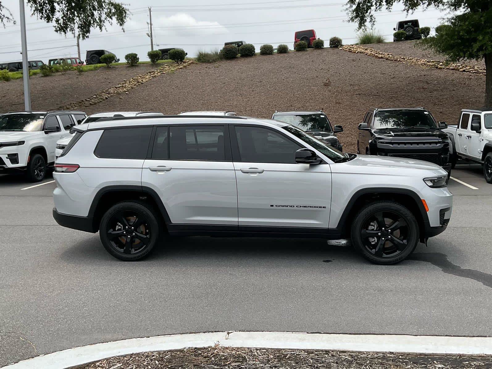 Used 2023 Jeep Grand Cherokee L Laredo RWD image 6