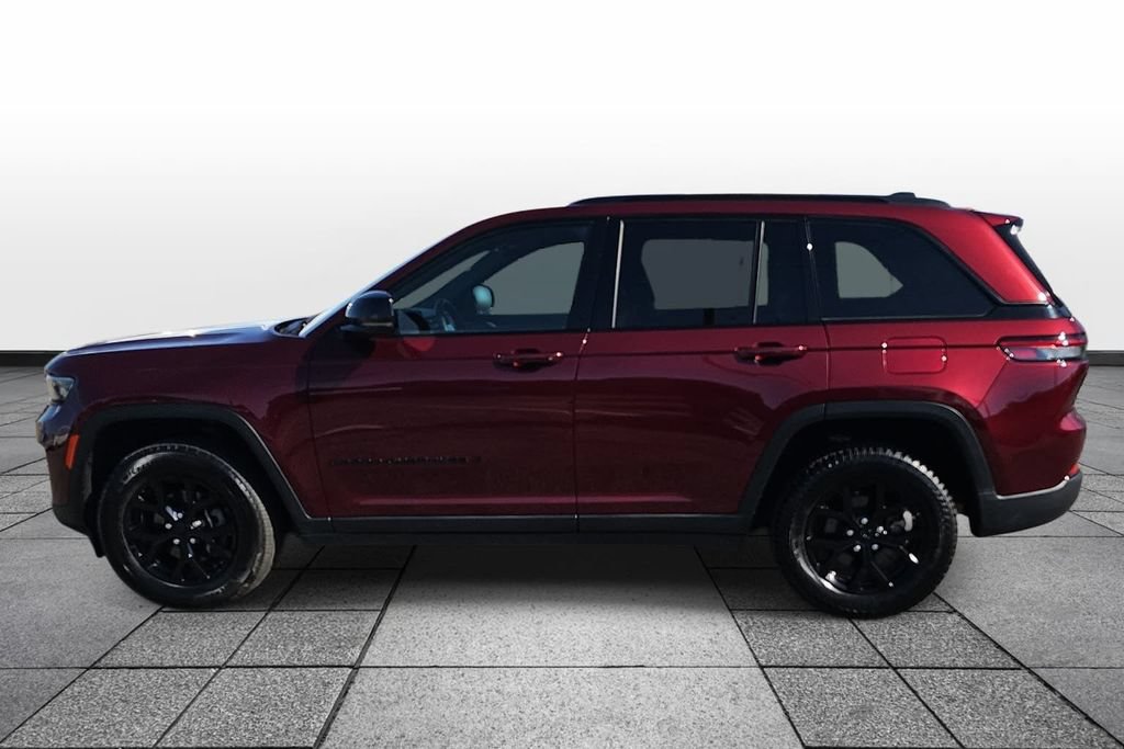 Used 2025 Jeep Grand Cherokee Altitude AWD/4WD image 8