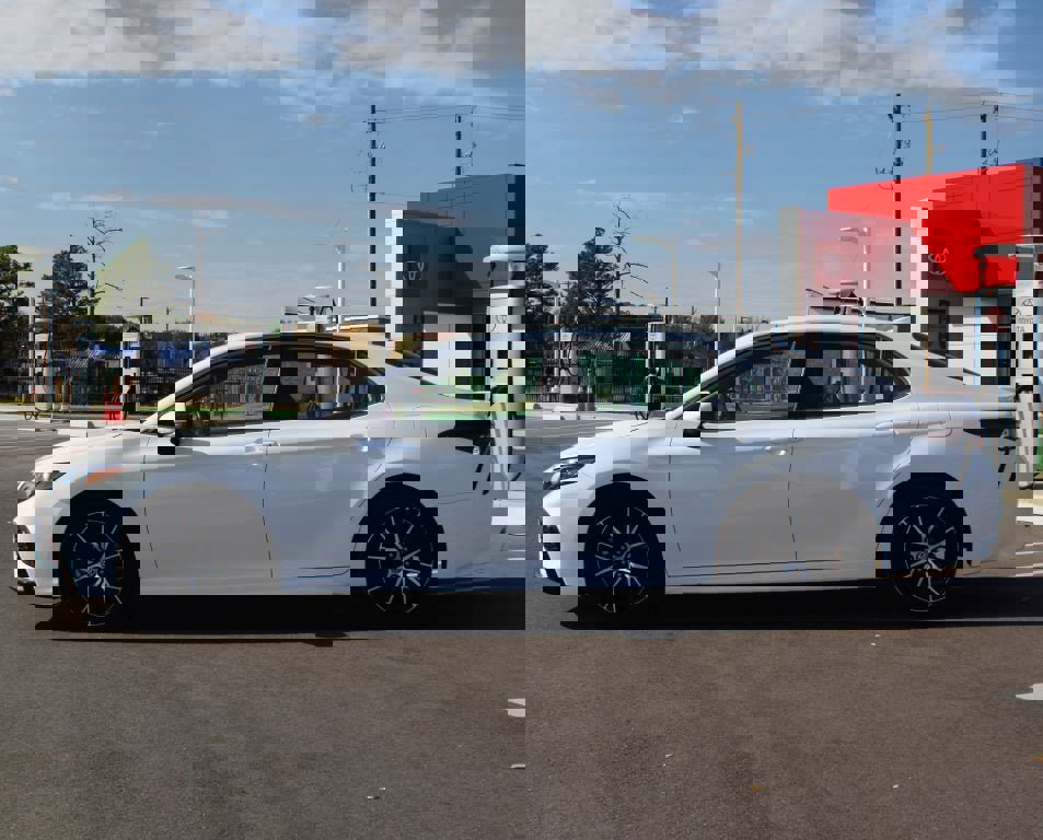 Used 2024 Toyota Camry SE image 10