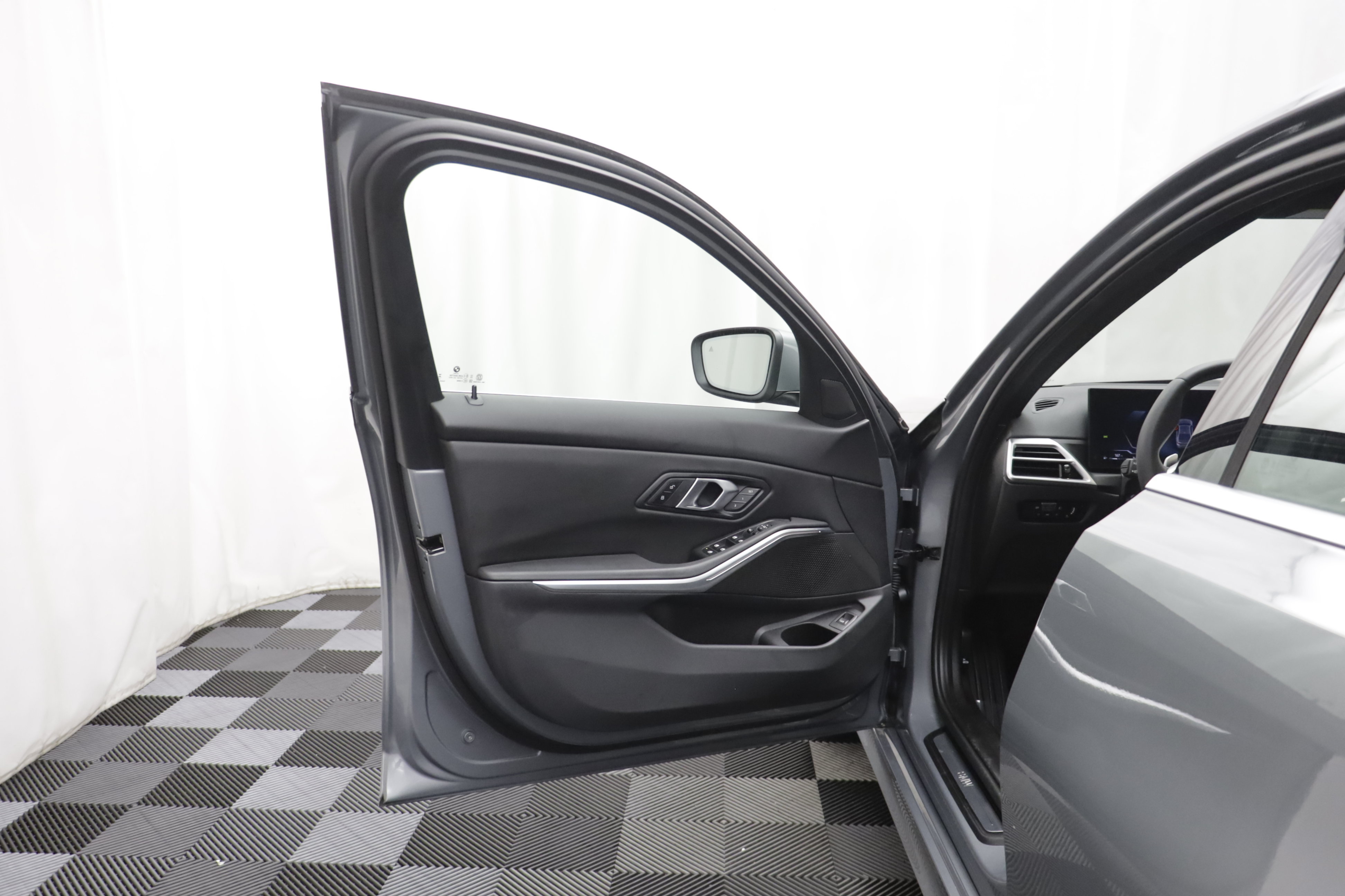 Used 2025 BMW 330i xDrive Sedan AWD/4WD image 4