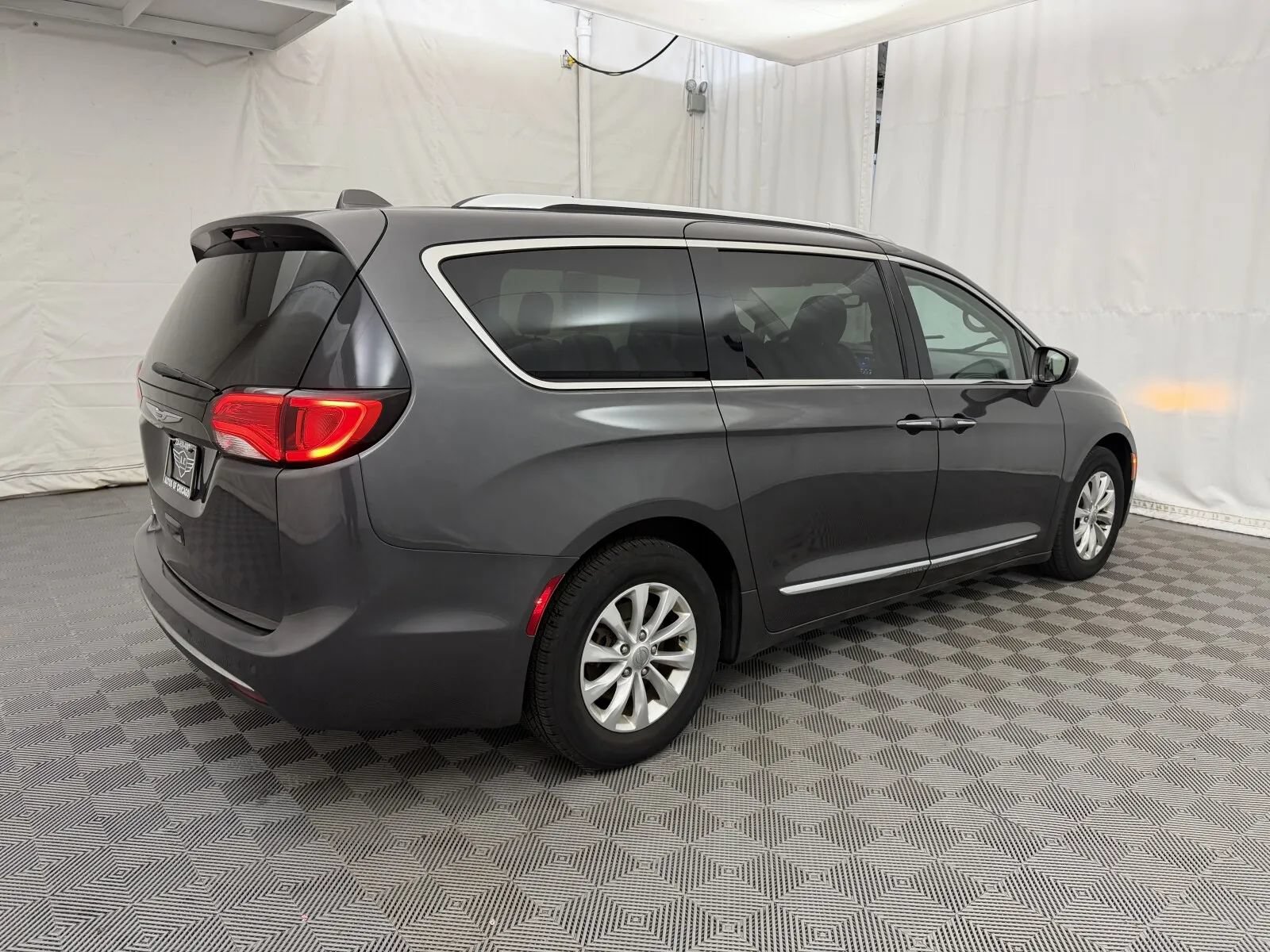 Used 2019 Chrysler Pacifica Touring-L FWD image 5