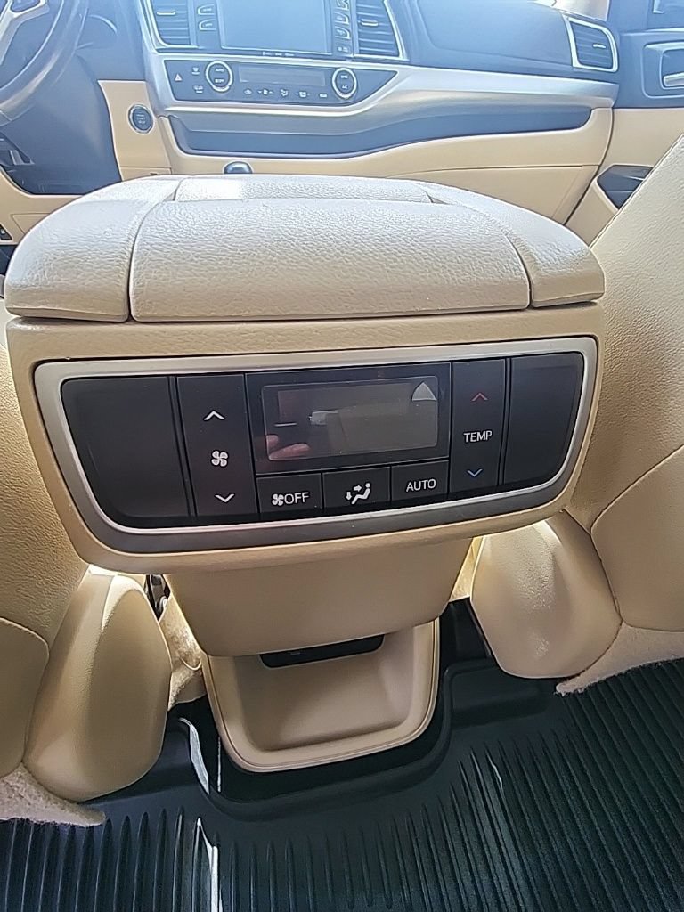 Used 2018 Toyota Highlander XLE AWD/4WD image 15