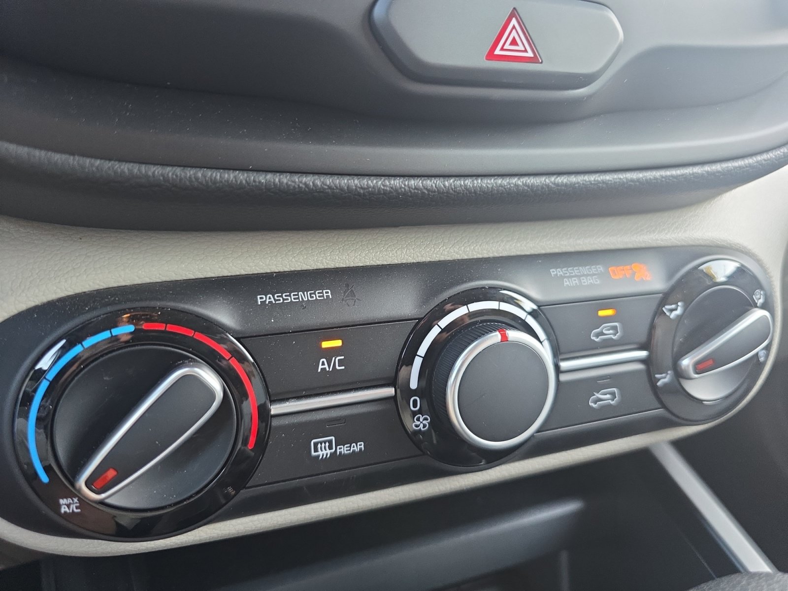Used 2025 Kia Soul LX w/ LX Technology Package FWD image 16