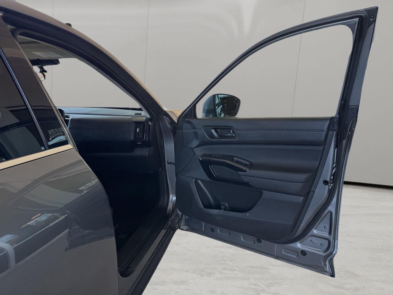 Used 2025 Nissan Pathfinder SV FWD image 35